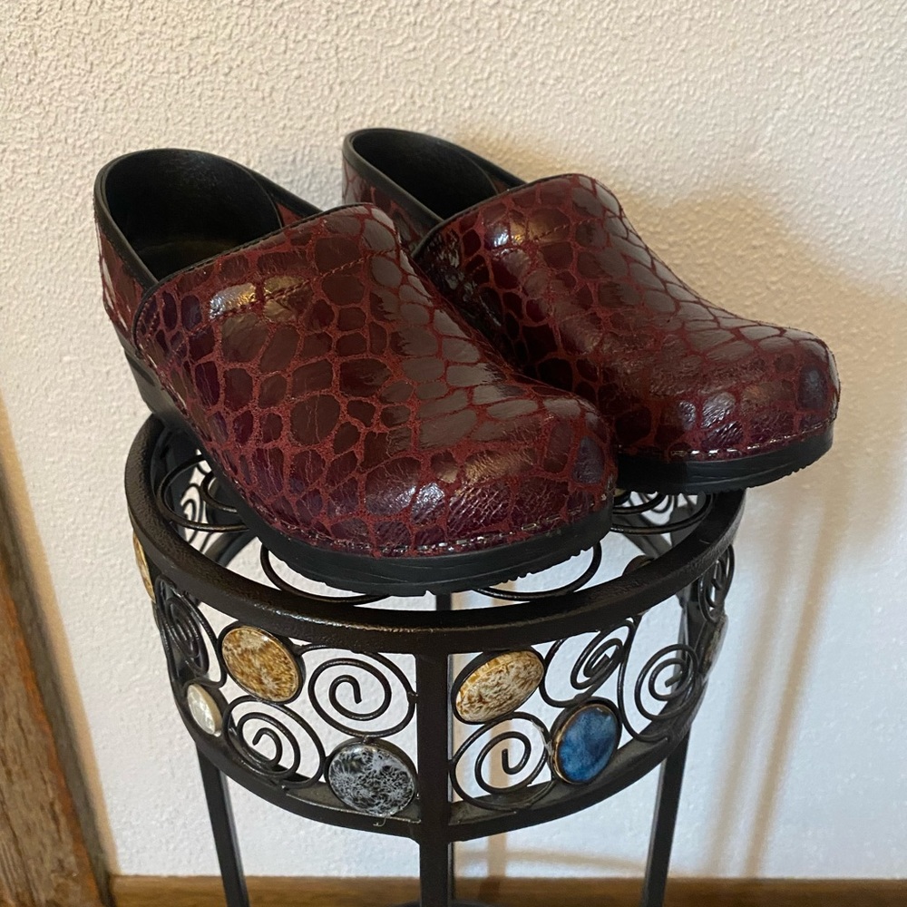 Sanita Clogs Size 38 (approximately 8 US size)